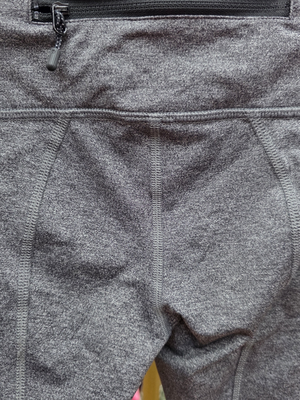 lululemon athletica Heather Gray Capri Leggings with Black Mesh Insets Sz 2 - Picture 8 of 10
